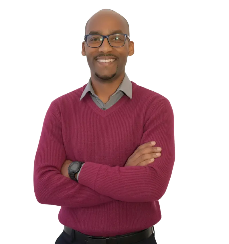 Kidane avec une chemise rose foncé